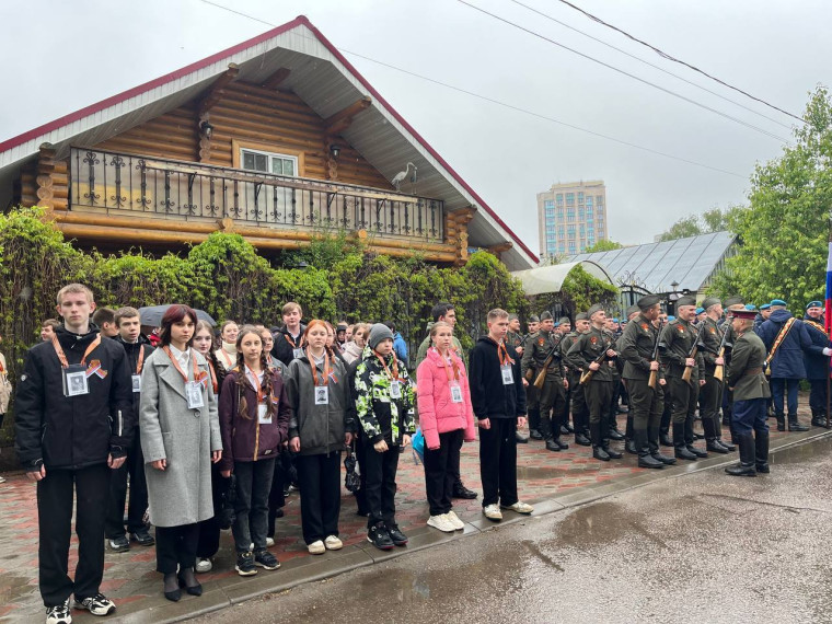 Парад у дома Ветерана.