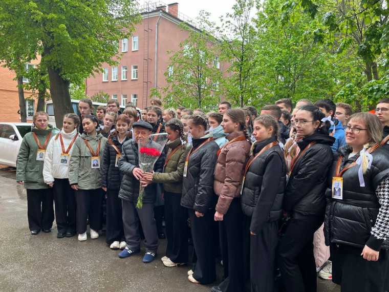 Парад у дома Ветерана.